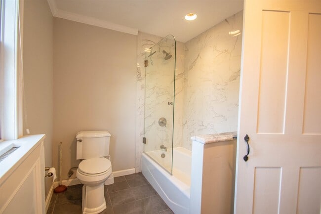 Building Photo - 267 N River Rd