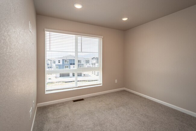Building Photo - 10551 Spectrolite Pt