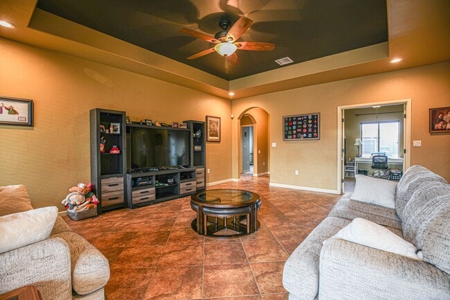 Building Photo - Beautiful 4 Bed 2 Bath - Dogs Allowed!