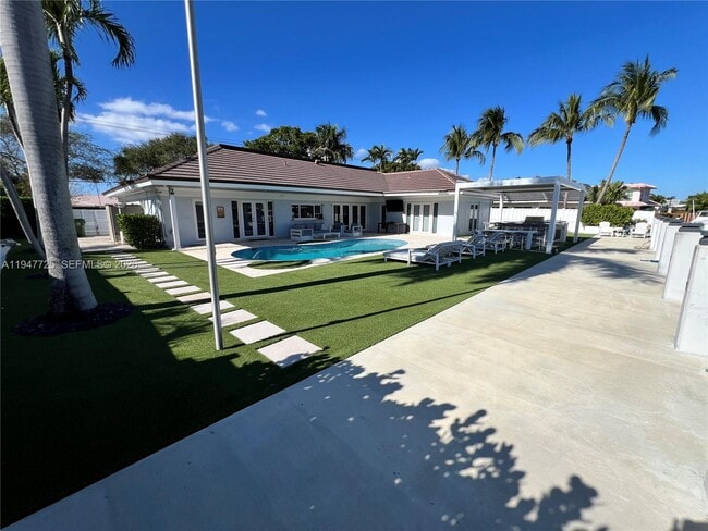 Building Photo - 5510 Bayview Dr