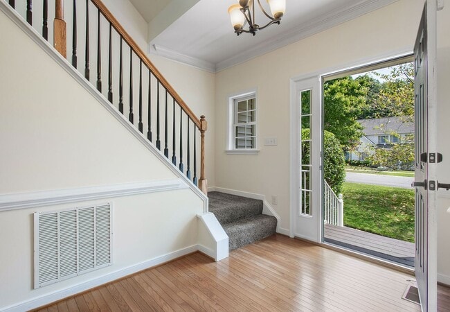 Building Photo - FABULOUS 5 BEDROOM RENOVATED HOME IN HAMPTON PARK