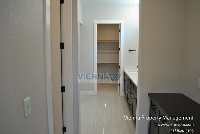 Building Photo - 3593 Deer Pk Dr