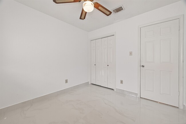 Building Photo - 3306 S Greenpark Dr