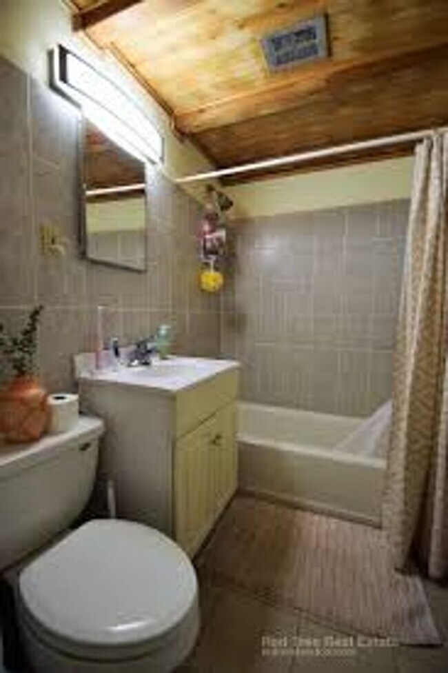 Building Photo - Luxury Apt in Perfect Brookline Location!  Laundry in Unit! Pro Managed