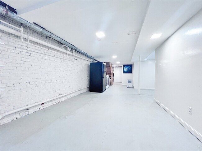 Building Photo - 156 Pleasant St