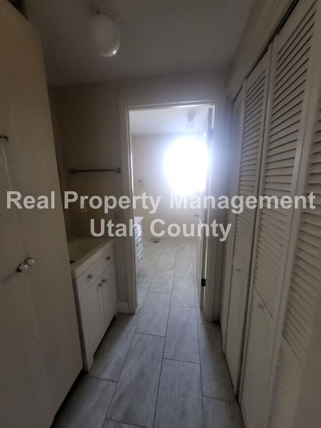 Building Photo - 1052 Ellen Cir