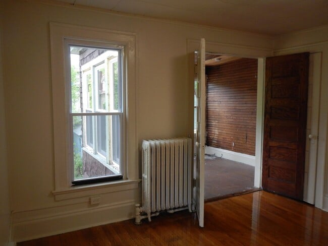 Building Photo - AVAILABLE 6/1/26 - Large House Available O...