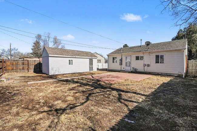 Building Photo - *2 Bedroom Detached Garage, Large Lot Updated and Clean**