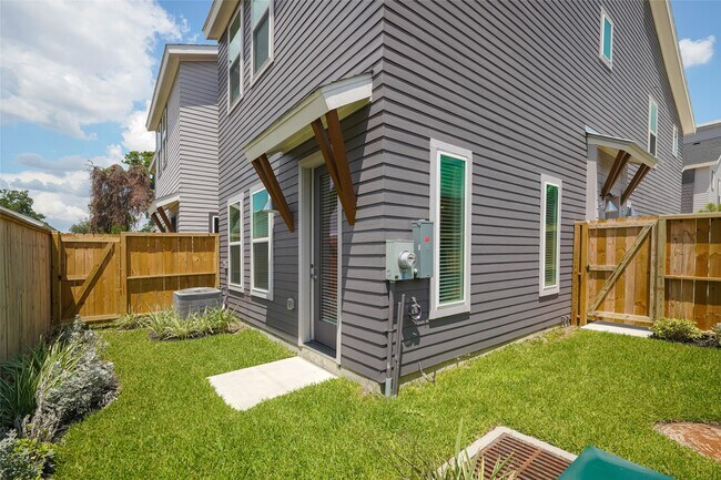 Building Photo - 862 Paul Quinn St