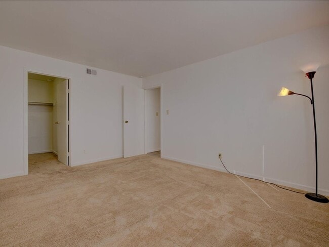 Building Photo - 2 Bedroom, 2 Bath