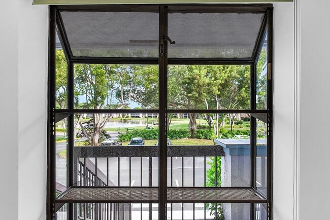 Building Photo - 5054 Golfview Ct