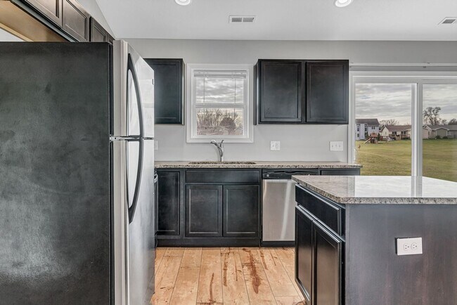 Building Photo - Summerland Twinhomes