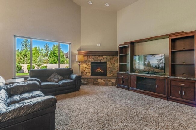 Building Photo - 6683 N Madellaine Dr