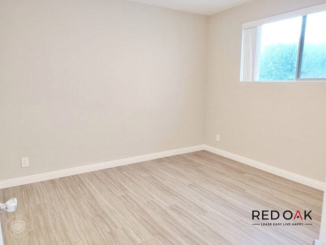 Building Photo - TOP LOCATION! First Floor One Bedroom with...