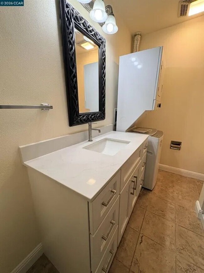 Building Photo - Two Bedroom One Bathroom Condo