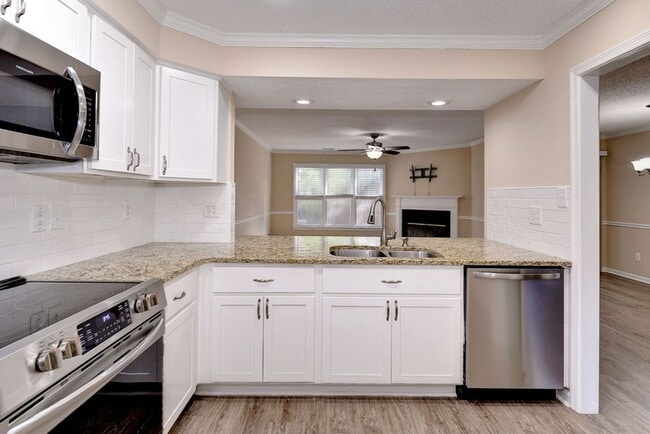Building Photo - Nicely Updated Grafton Woods Condo