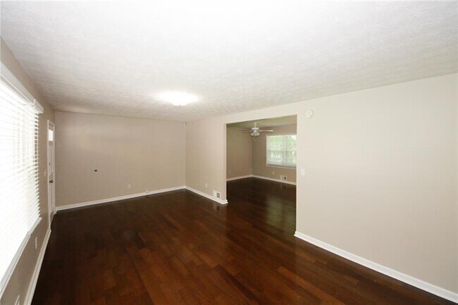 Building Photo - 840 Howard Ct SW