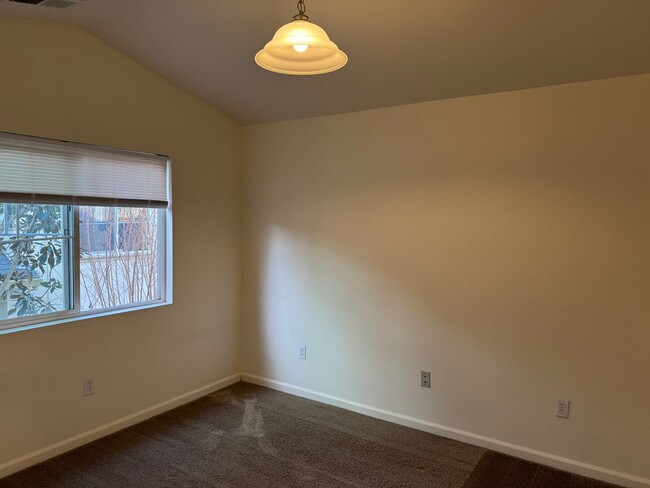 Building Photo - Charming 2 Bedroom 1.5 Bathroom Townhome w...