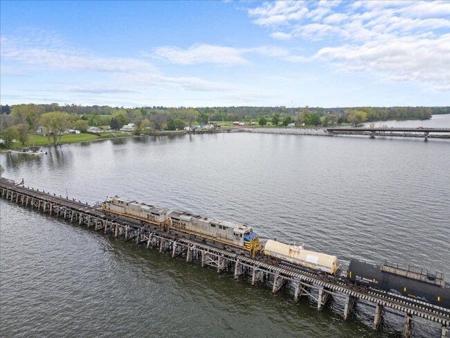Building Photo - 423 E Alburgh Rd