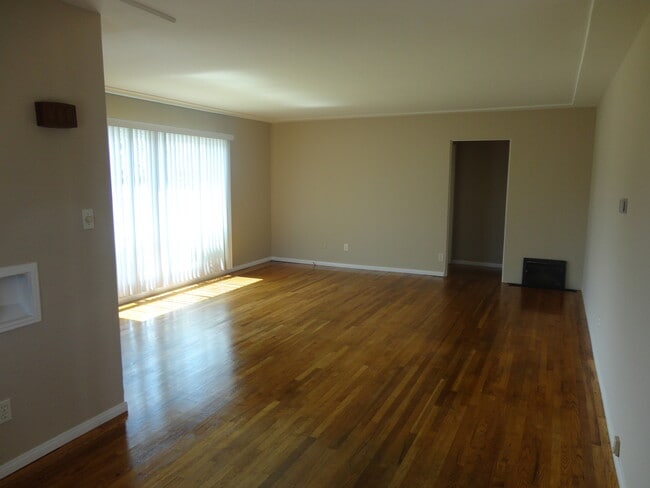 Building Photo - m529 - Mann
