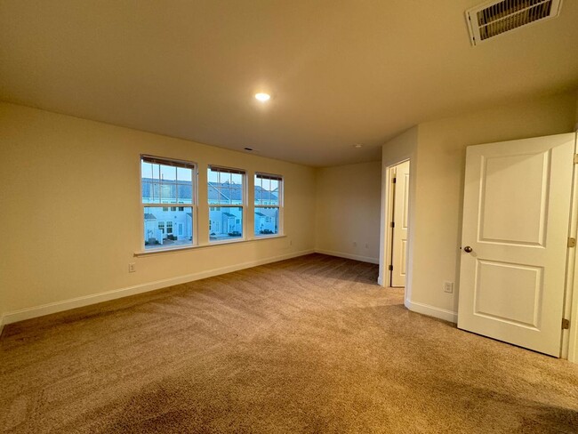 Building Photo - Come see this lovely townhome in a desirab...