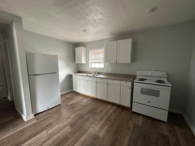 Building Photo - Cute 2 Bedroom Upstairs Apartment