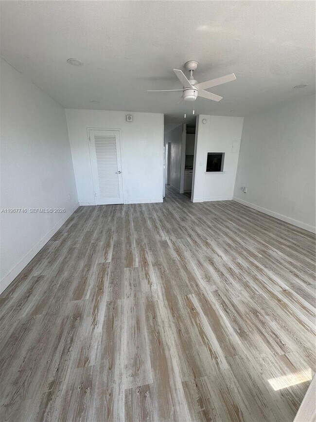 Building Photo - 1300 Lincoln Rd