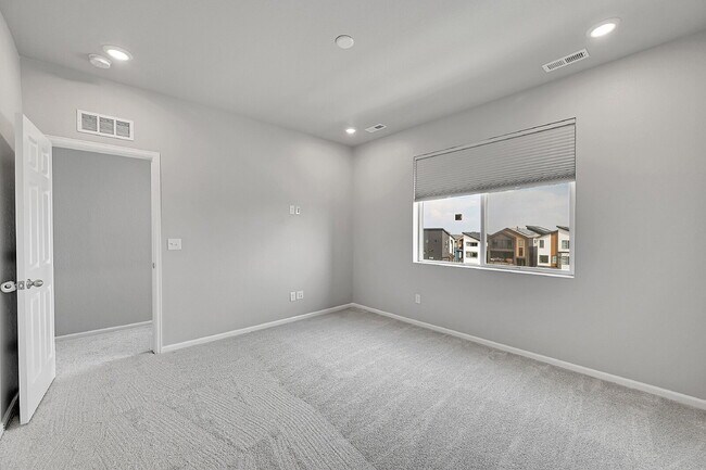 Building Photo - $3,195, 3 bed, 3.1 bath, located in Broomf...