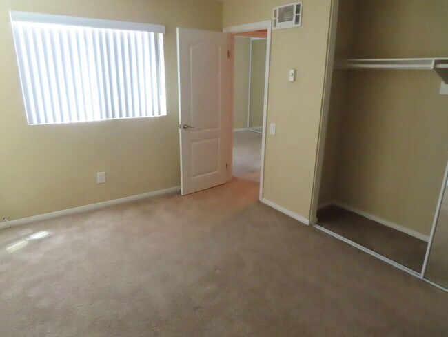 Building Photo - Two Bedroom townhome in the Oak Park / Lem...