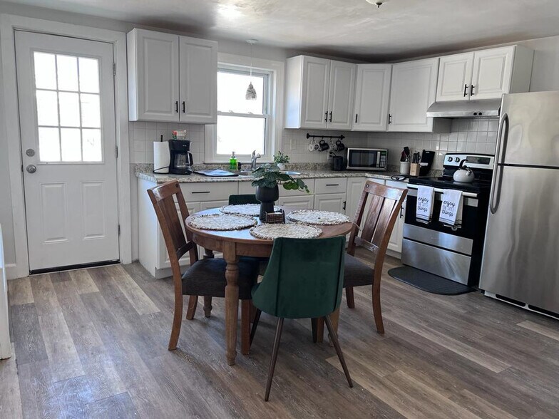 Building Photo - 665 Mendon Rd