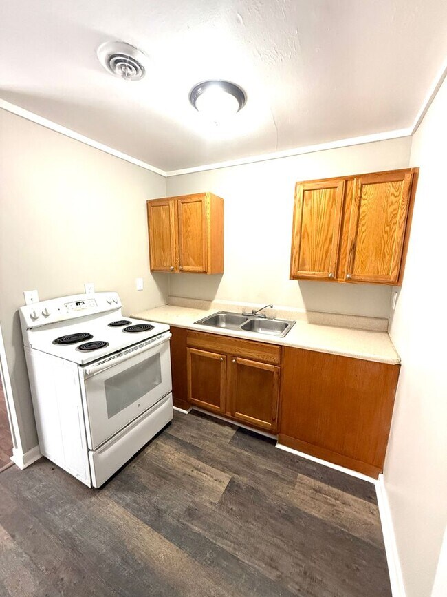 Building Photo - ** 3 bed 1 bath located in Forest Hills **...