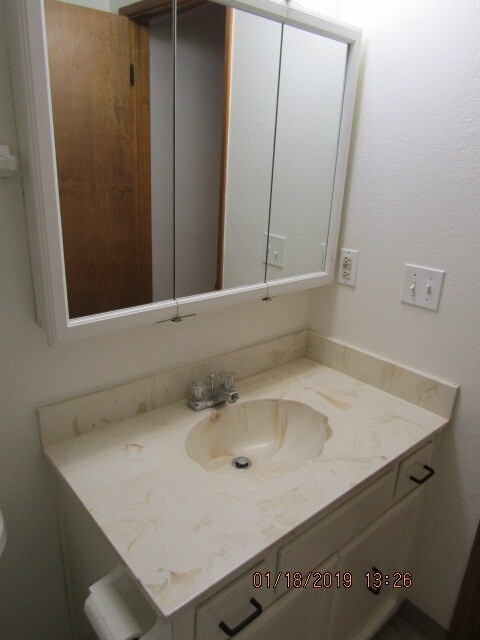 Building Photo - East Medford - Nice & Clean One Bedroom Fi...