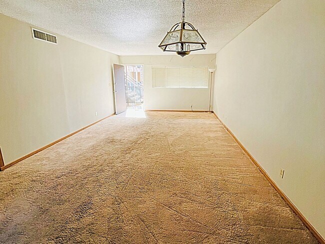 Building Photo - 2 Bedroom Townhome in Las Vegas