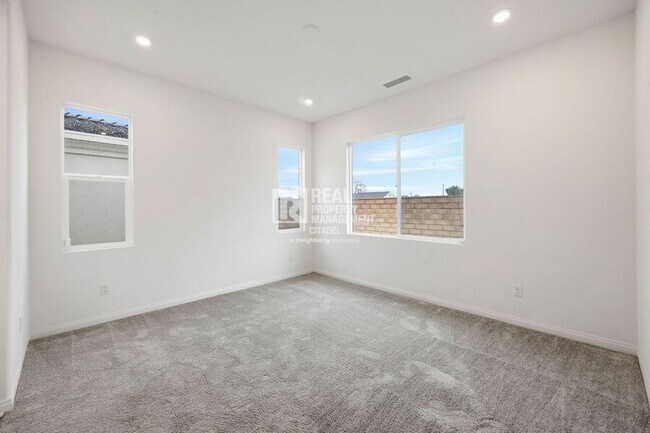 Building Photo - 365 Huntington Ct