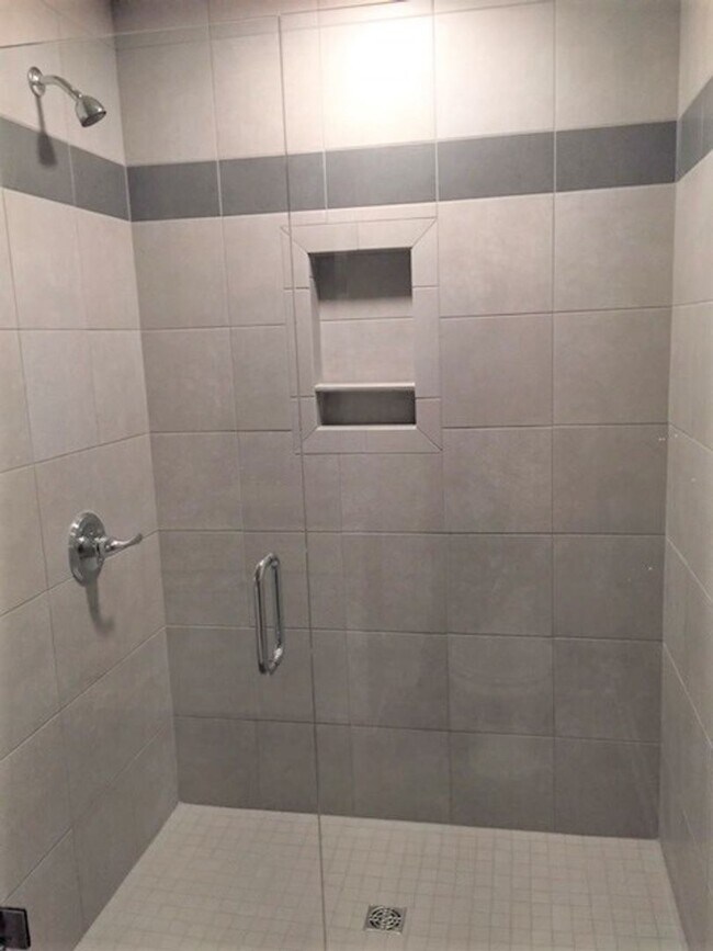 Building Photo - Spacious 2 Bed/2 Bath Condo in Prime Location