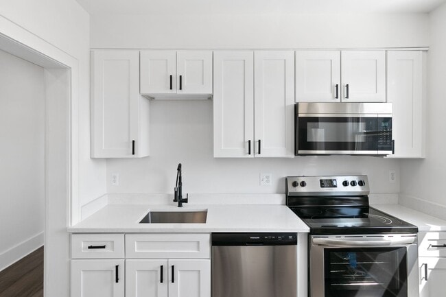 Building Photo - Second Floor Two Bedroom 1 Bath Unit Available