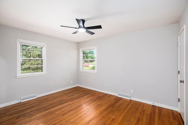 Building Photo - Move in Special!! Beautiful 3BR/2BA w/ Garage & Fenced Yard