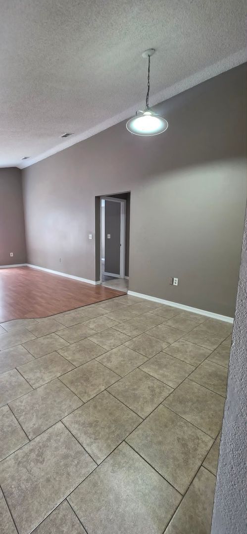 Building Photo - Spacious 3BR Home with Florida Room & Fenced Backyard