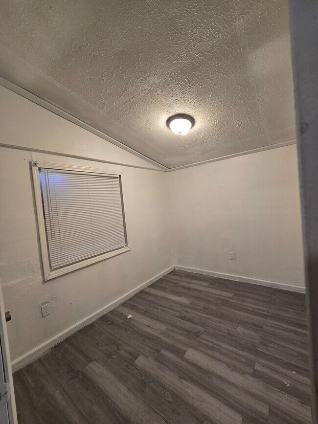 Building Photo - LIMITED TIME**NO APPLICATION FEE**1/2 OFF DEPOSIT**