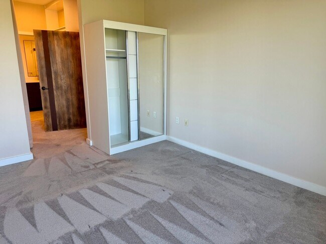 Building Photo - Corner Unit With Views