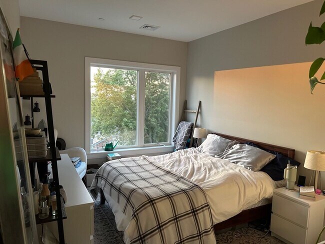 Building Photo - Luxury Condo Style 2 Bed plus, 2 Bath Apartment!