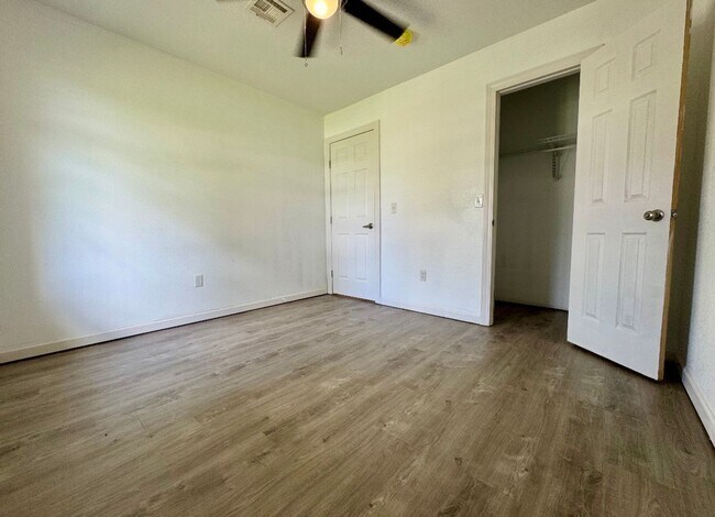 Building Photo - Like new!  3/2/2 Country Aire Estates
