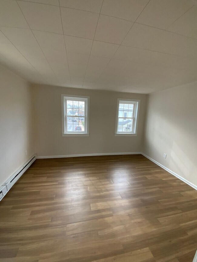 Building Photo - 146 N Cedar St