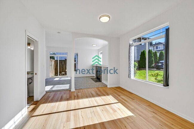 Building Photo - 2 BED & 1.5 BATH TOWNHOUSE FOR RENT