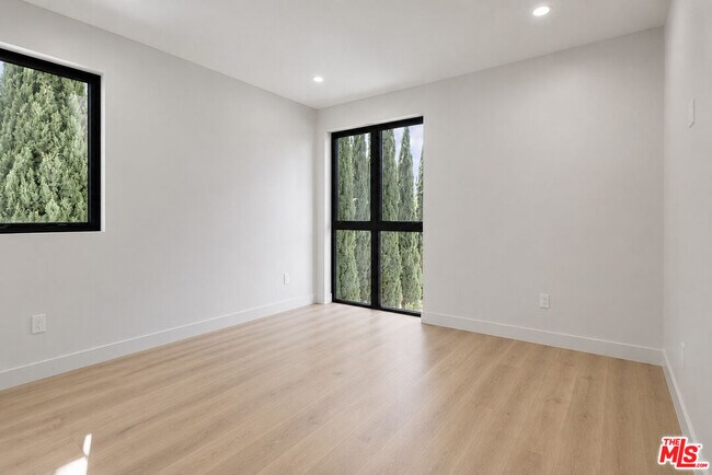 Building Photo - 428 Arnaz Dr