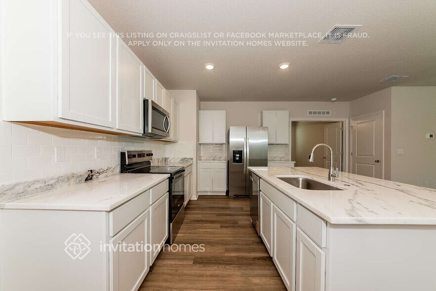 Building Photo - 22509 Hidden Palms St