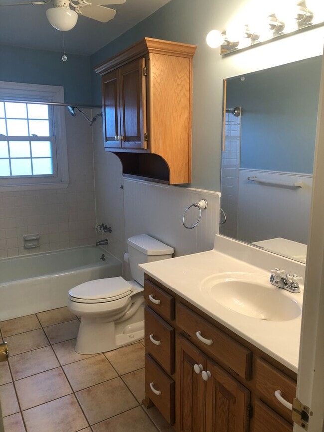 Building Photo - 4 Bed, 2 Bath House with 2-Car GARAGE!!