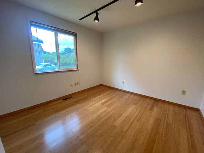 Building Photo - Conveniently Located 3-Bedroom Home with S...