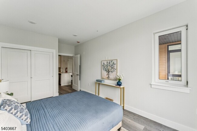 Building Photo - 140 W Webster Ave