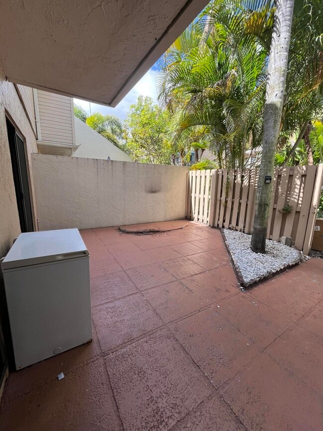 Building Photo - 616 Executive Center Dr